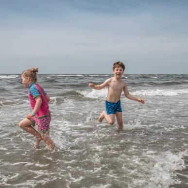 To børn leger på stranden på Fanø | Vadehavskysten